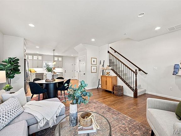 4th image of 2020 Hereford St