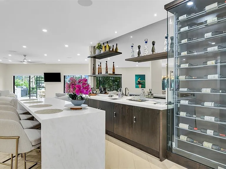 319 S Riverside Dr — Photo 14