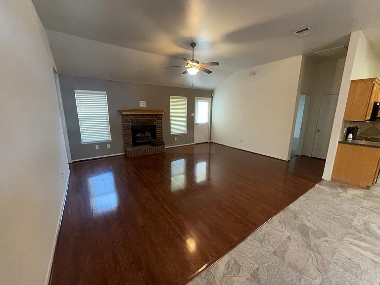 9911 Diana Dr — Photo 2