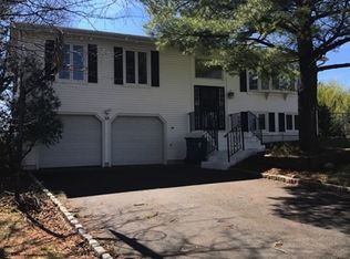 30 Wood Lake Dr, Piscataway, NJ 08854