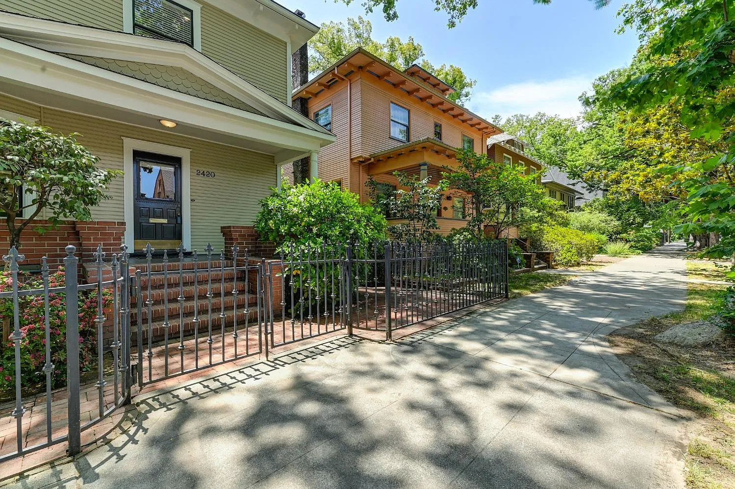 2 bed, 2.5 bath, 2048 sqft, $4,349 — Photo 3