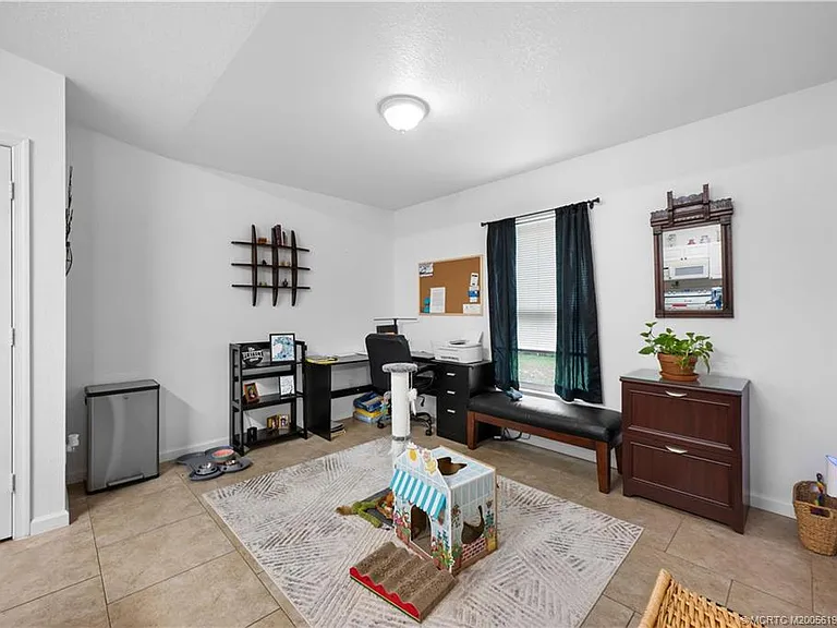 1529 NE Sunview Ter — Photo 10