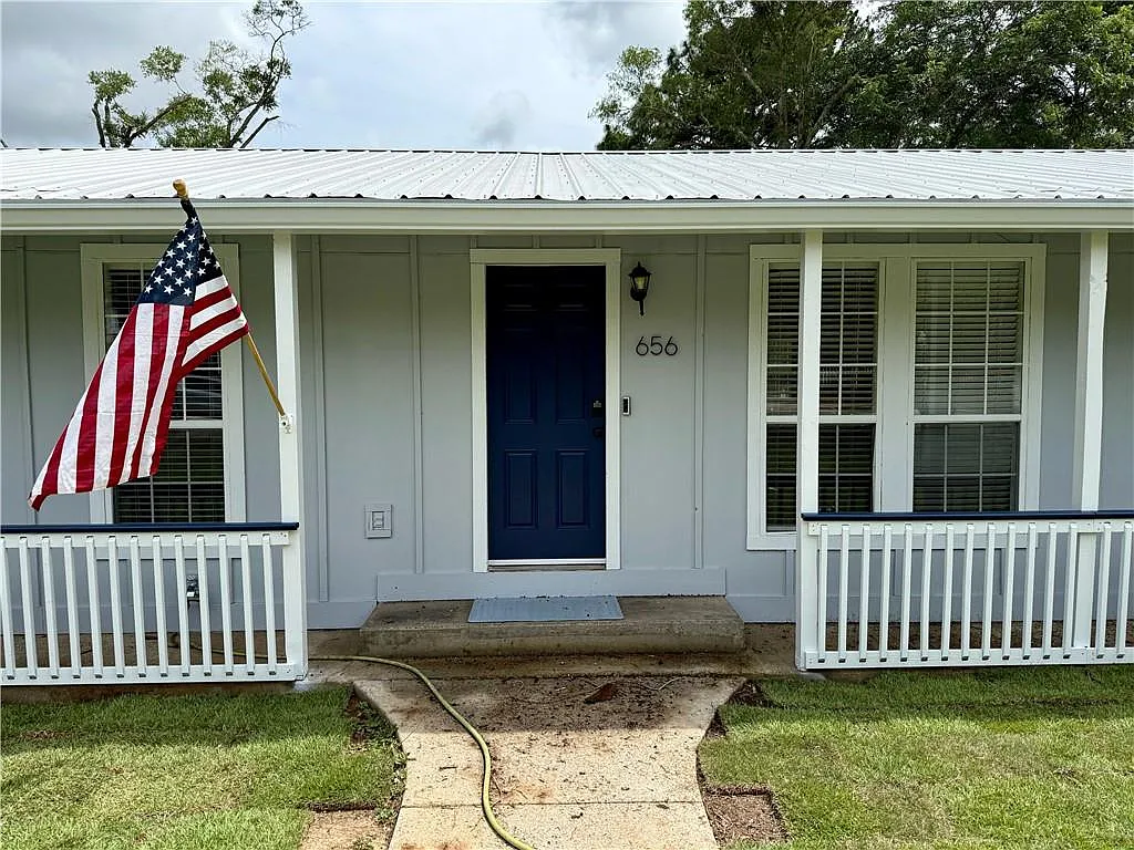 3 bed, 2.0 bath, 1960 sqft, $2,900 — Photo 2