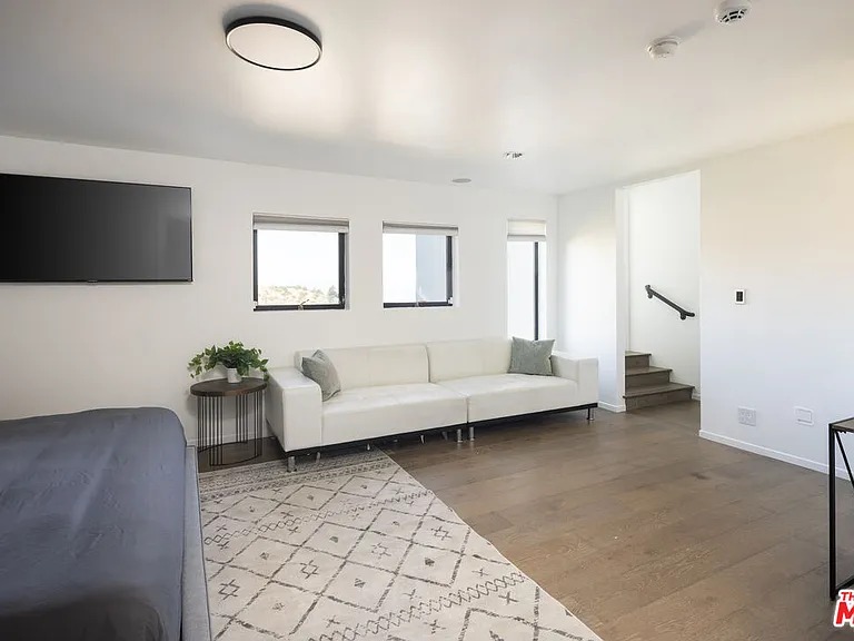 2231 Sunset Plaza Dr — Photo 31