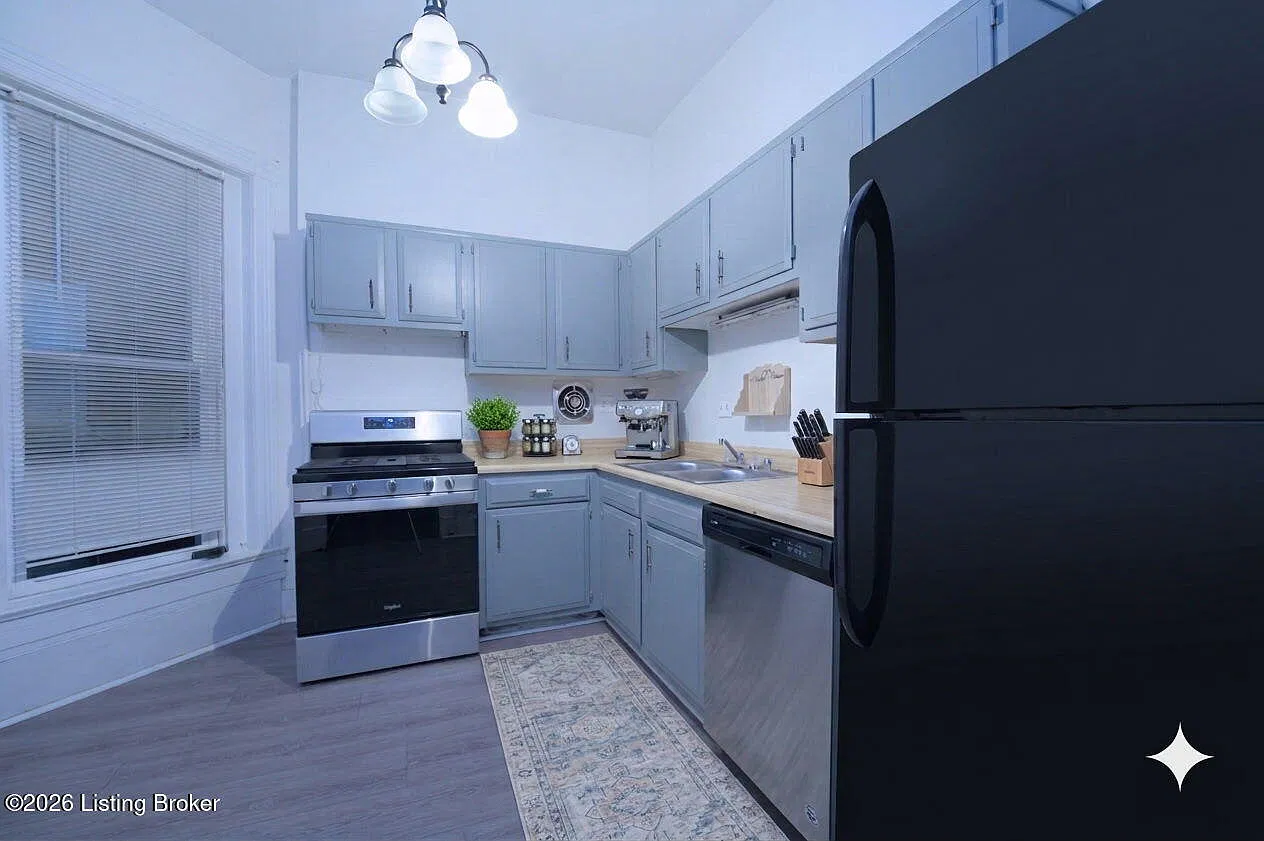 226 W Burnett Ave — Photo 3