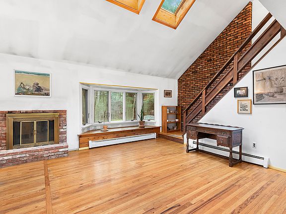5th image of 31 Shorewood Dr