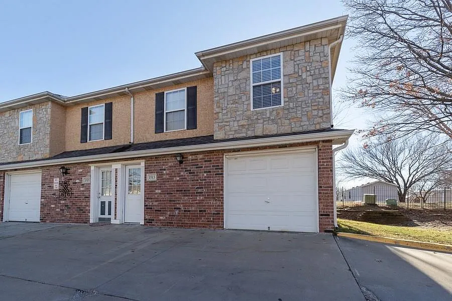 3 bed, 1201 sqft, $1,850 — Photo 1