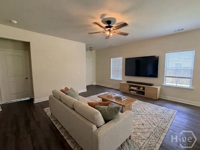 712 Mill Creek Cir — Photo 5