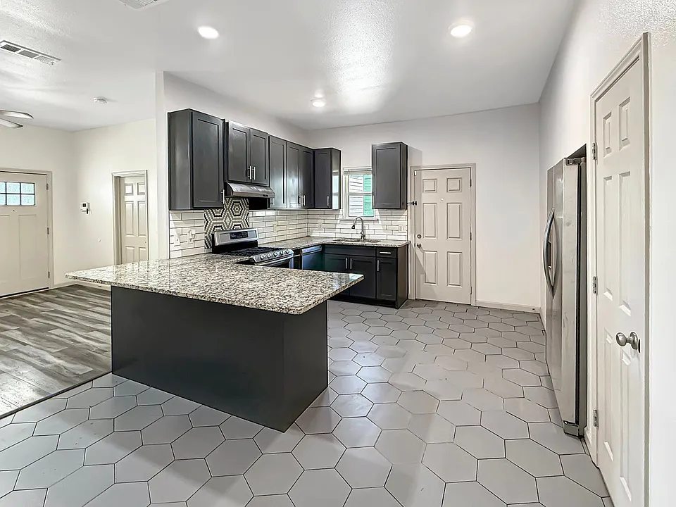1719 NW 25th St