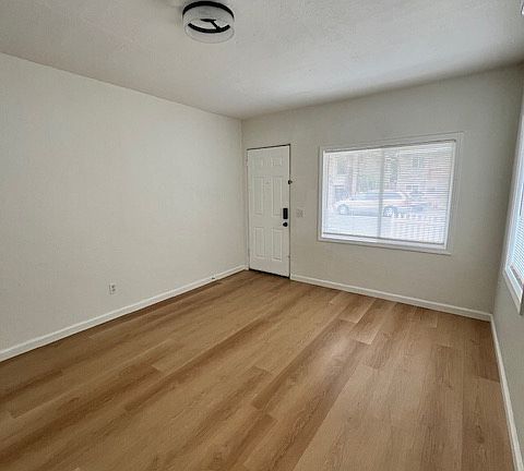 3rd image of 1910 Marin St