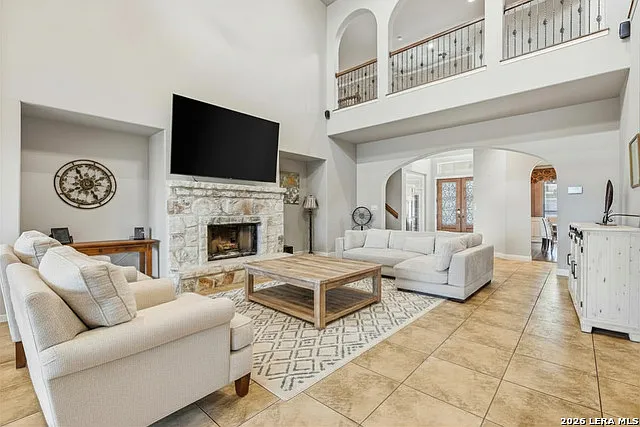 7 bed, 5.0 bath, 6848 sqft, $10,000 — Photo 4