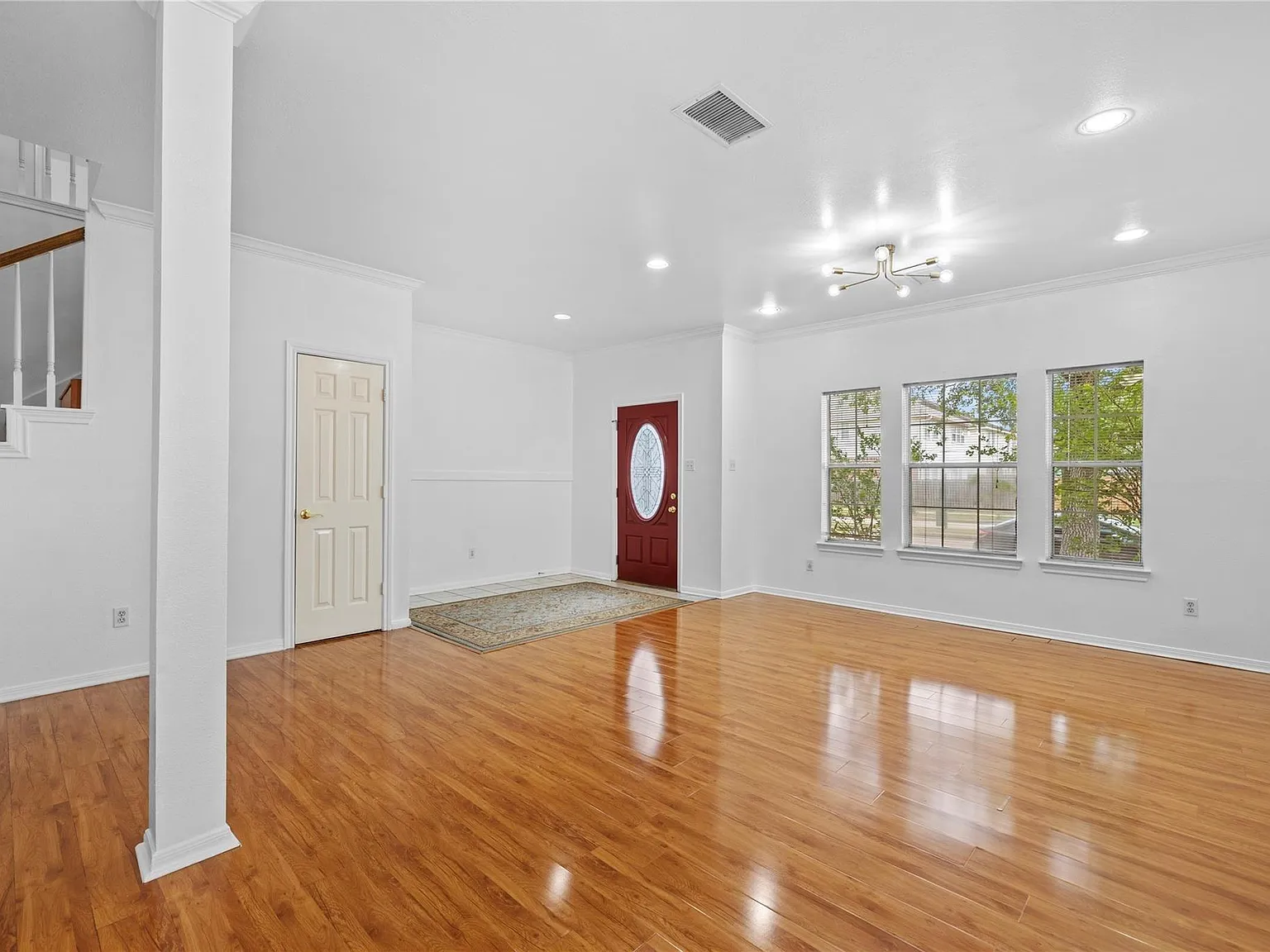 4 bed, 2.5 bath, 2932 sqft, $2,500 — Photo 3