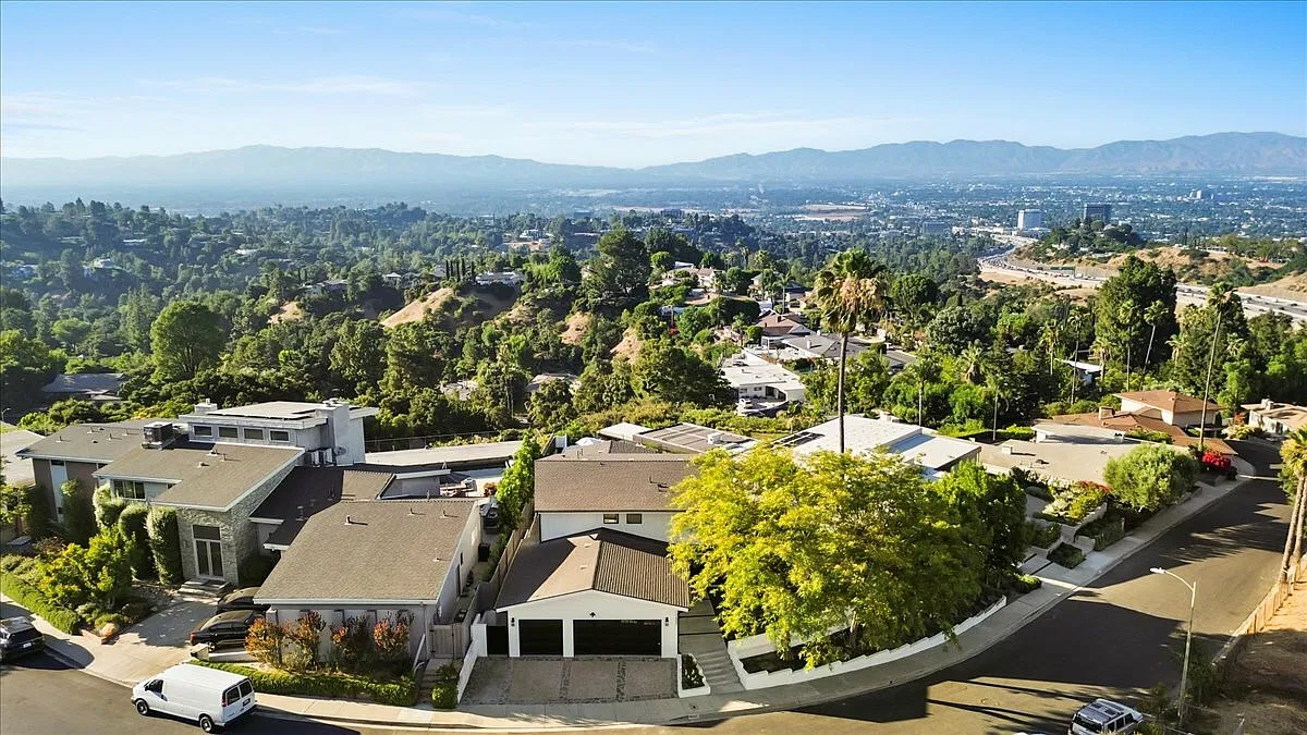 15655 Castlewoods Dr, Sherman Oaks, CA 91403 — Photo 4
