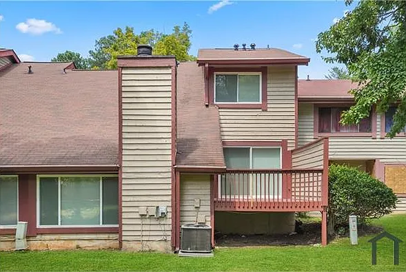 1090 Village Rd — Photo 5