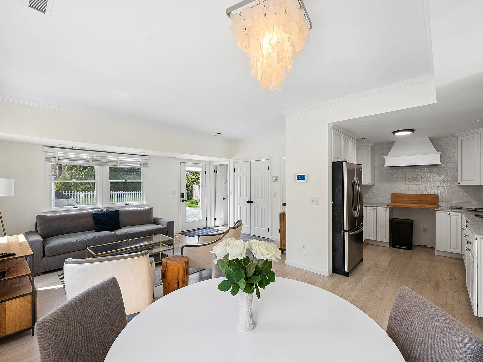 East Hampton Village Fringe Spacious Home — Photo 3