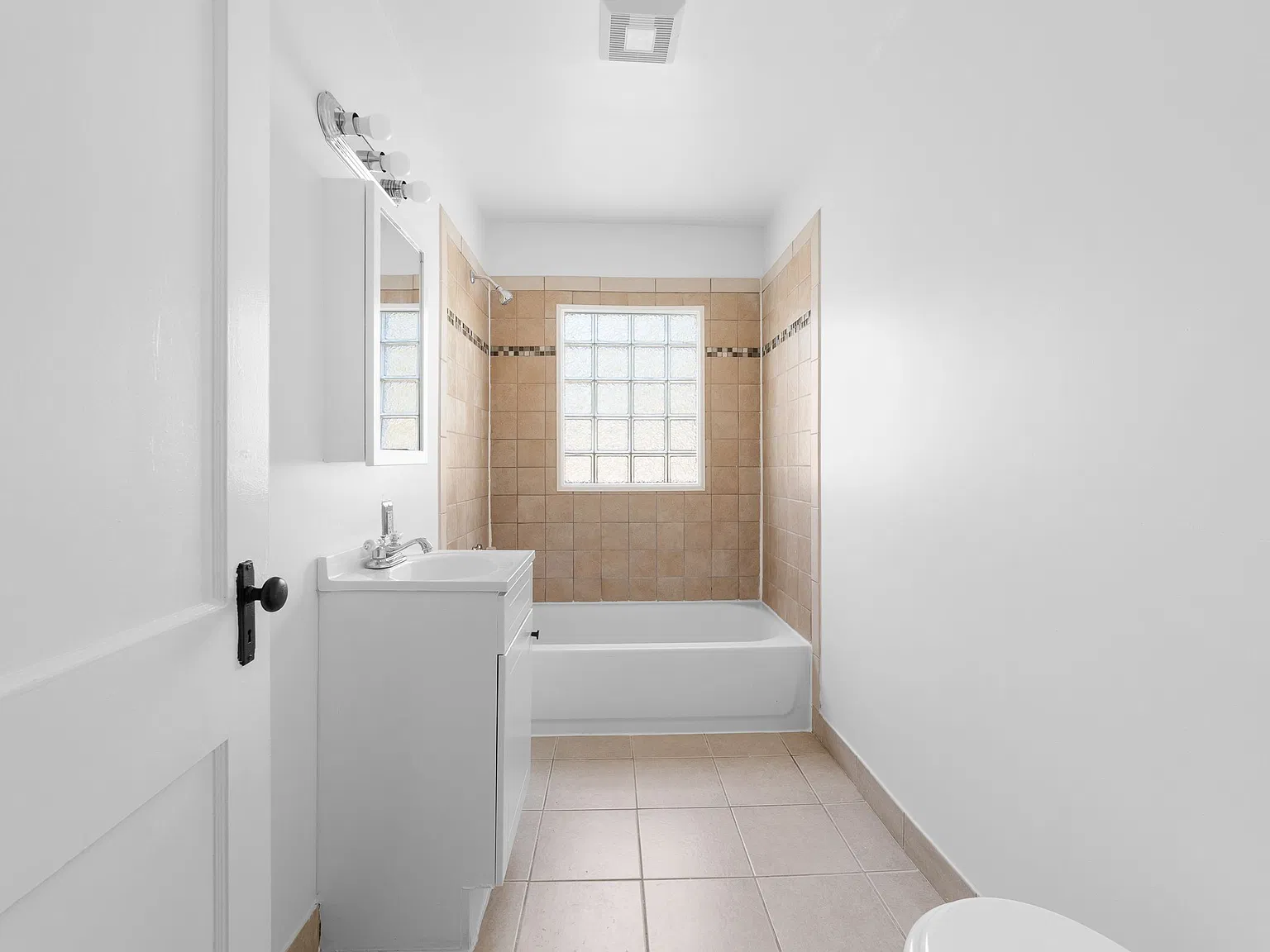 2 bed, 1.0 bath, 1300 sqft, $1,750 — Photo 3