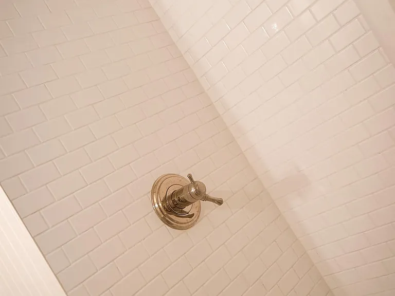 8-in shower head for maximum relaxation