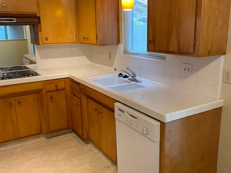 1011 Padre Dr — Photo 5