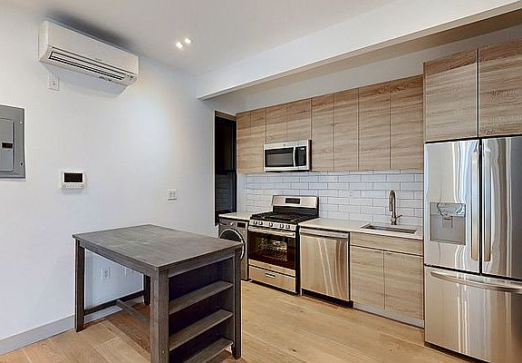 3rd image of 395 Kosciuszko St #2R