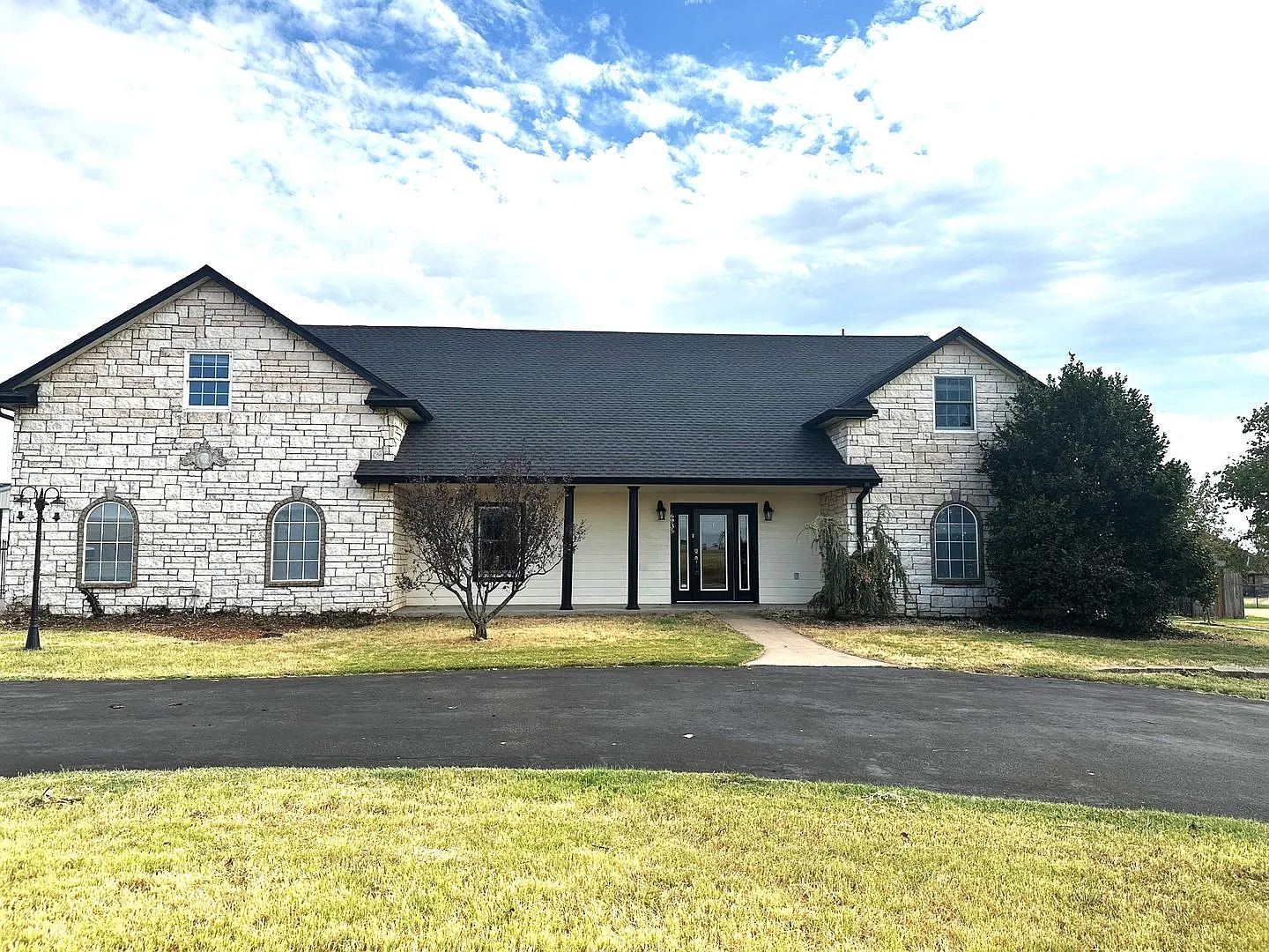 Large 5 Bedroom Home with In-ground Pool, Storm Cellar and Workshop — Photo 2