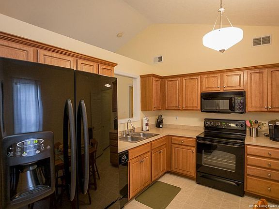 5th image of 912 Twin Oaks Dr