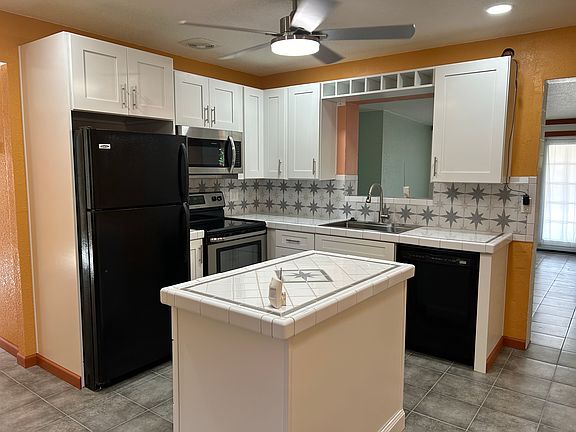 5th image of 2633 E Beverly Dr