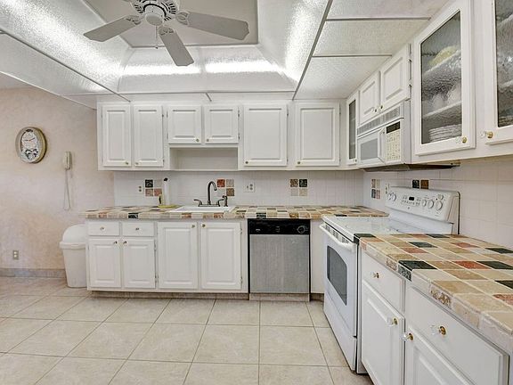 3rd image of 1670 NW 18th Ave APT 202