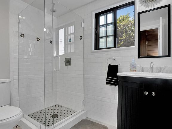 4th image of 39 Gonzales St #A