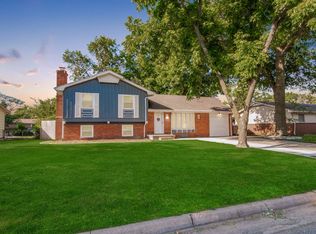 578 S Spring Creek Dr, Derby, KS 67037