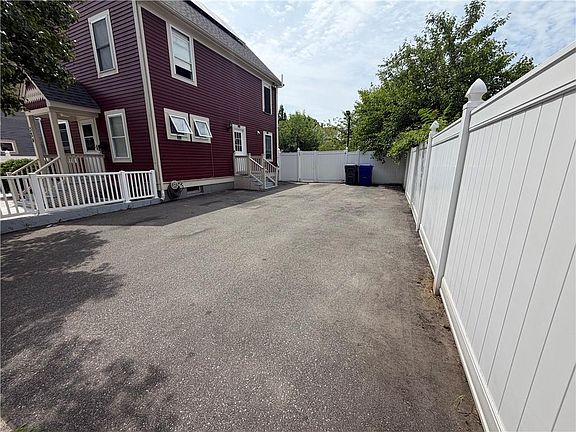 4th image of 324 Dudley St