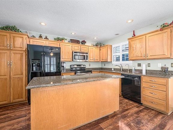 4th image of 909 Village St