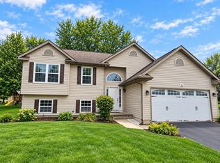 16 King Henry Rd SE, Poplar Grove, IL 61065