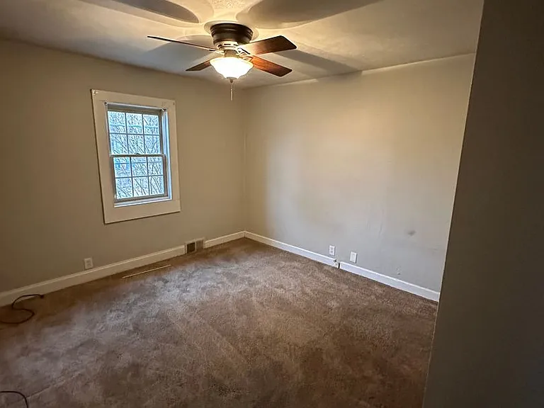 14 Harriet Ln — Photo 3
