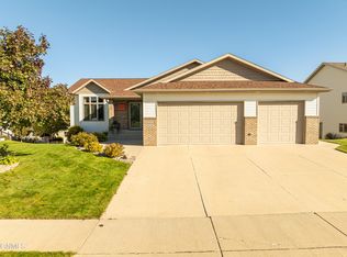 5024 Driftwood Ln, Bismarck, ND 58503