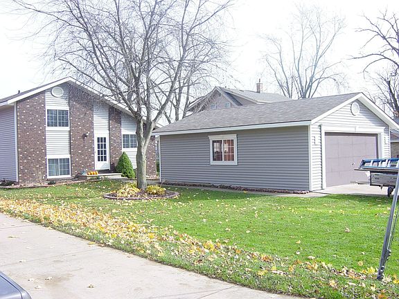 Roadside View - 2.5 Car Garage