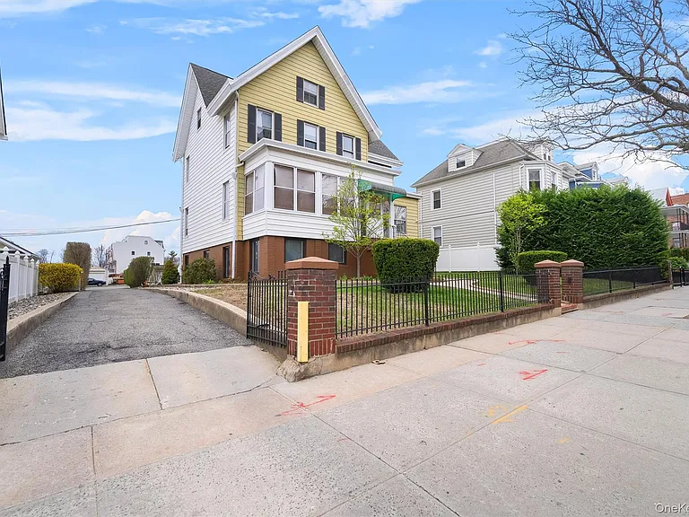 135 Beekman Ave #LR — Photo 2