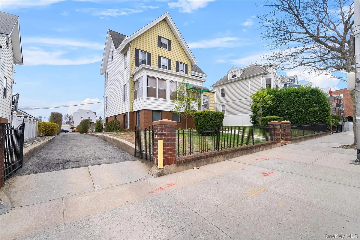 Building Photo - 135 Beekman Ave #LR