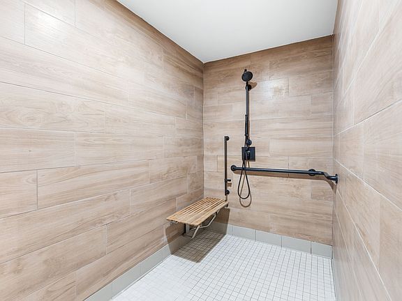 3rd image of 426 NE 28th St #204