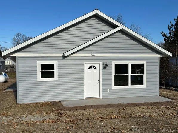 104 Schneider Ave, Big Bay, MI 49808