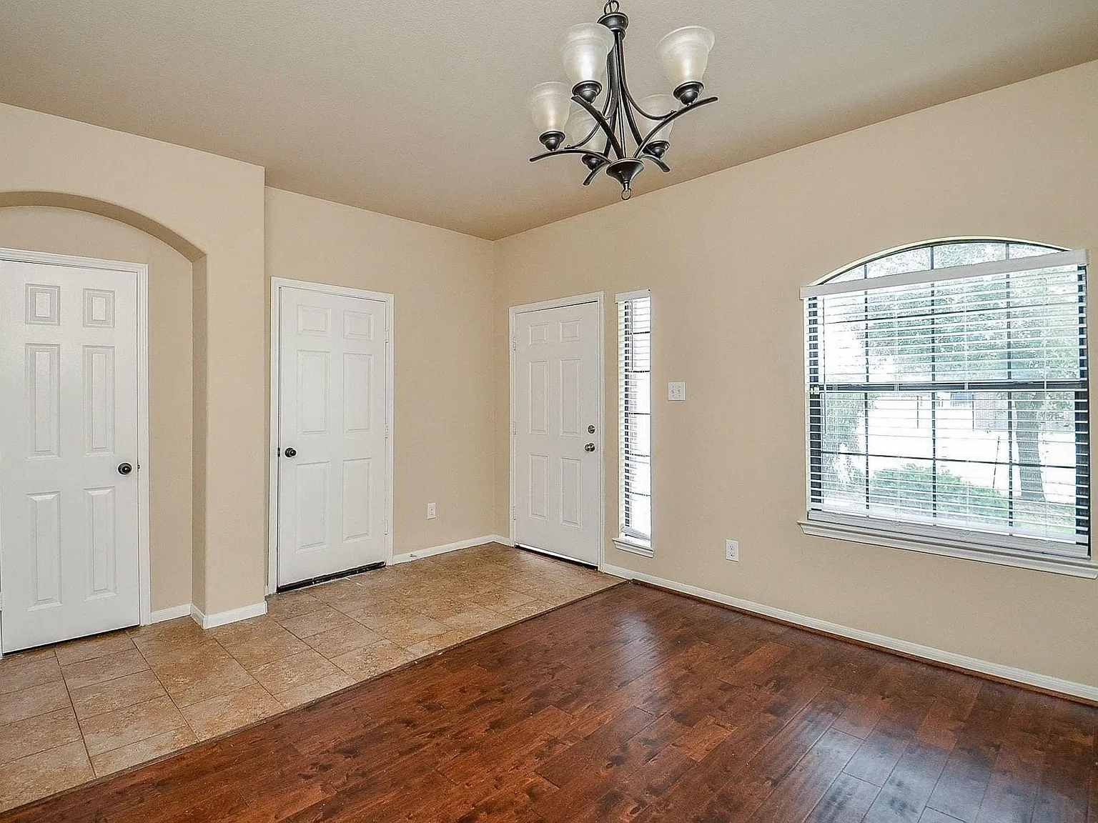 4 bed, 2.5 bath, 2454 sqft, $2,300 — Photo 3