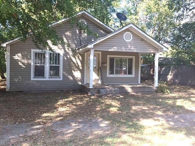 1st image of 104 Oak St