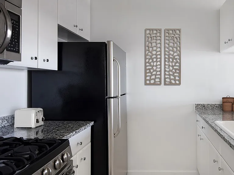 400 Chambers St #15C — Photo 2