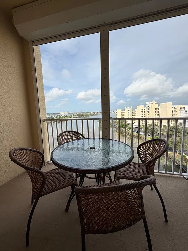 3 bed, 2.0 bath, 2300 sqft, $1,200 — Photo 3