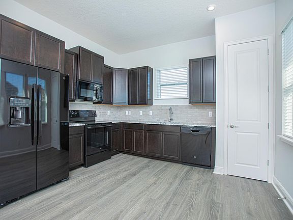 4th image of 13392 Stoddart Ave