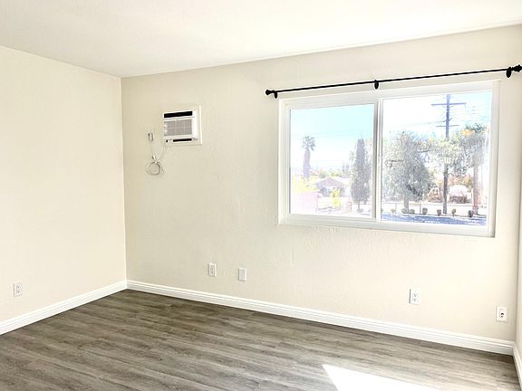3rd image of 1006 E Deodar St #I