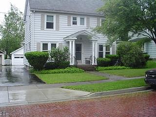 2nd image of 208 Bowen St