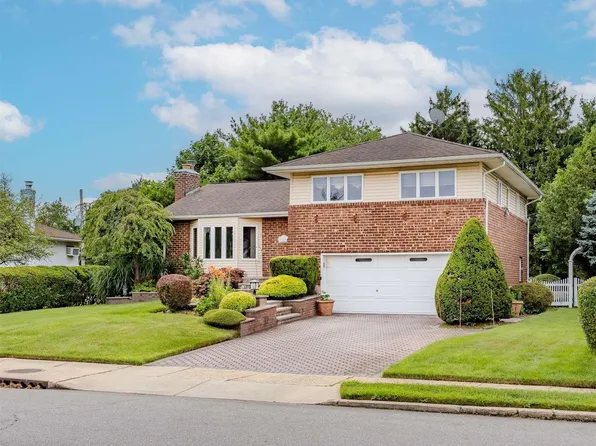 10 Henley Road, Farmingdale, NY 11735