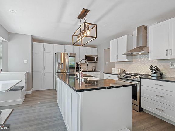 5th image of 111 Horseshoe Dr
