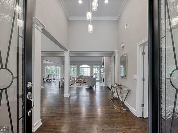 3rd image of 303 Broadmoor Way