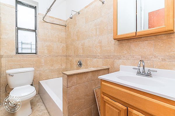 2nd image of 988 Montgomery St #5B